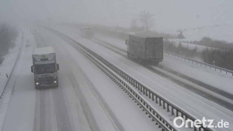Auf der Autobahn 7 musste der Schnee geräumt werden. (Symbolbild) Bild: Lars Penning/dpa