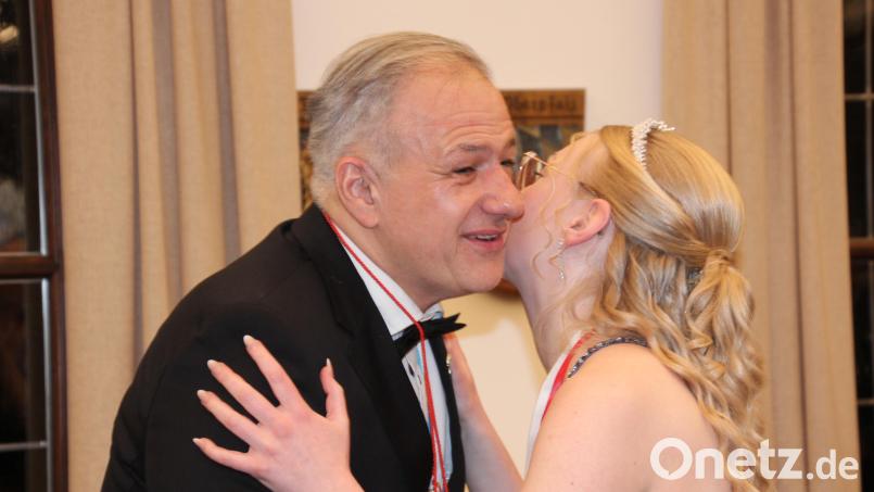 Bussis und Orden gibt es beim Empfang zuhauf für den Tirschenreuther Landrat Roland Grillmeier, wie hier von Mährings Prinzessin Laura I. Bild: kro