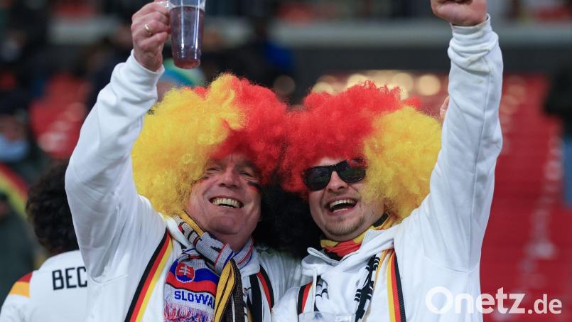Für treue Fans gibt es günstigere Tickets bei der Fußball-WM. (Archivbild). Bild: Jan Woitas/dpa