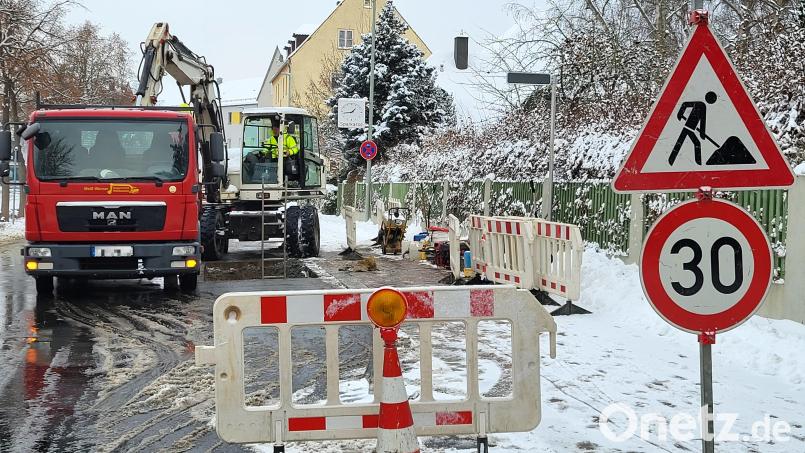 In Waldsassen kam es am Donnerstagabend zwischen 21 und 22.30 Uhr zu vier Wasserrohrbrüchen, darunter in der Joseph-Wiesnet-Straße (Bild). Am Freitag liefen die Reparaturmaßnahmen auf Hochtouren. Bild: Hubert Siller