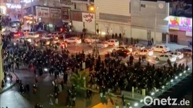 Bereits am Donnerstag war es in der Hauptstadt des Irans zu massiven Protesten gegen die Staatsführung gekommen. Bild: Uncredited/UGC/AP/dpa