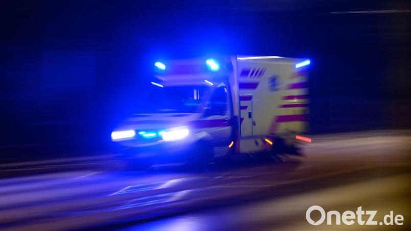 Der Unfallfahrer kam leicht verletzt ins Krankenhaus. (Symbolbild) Bild: Robert Michael/dpa