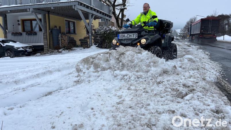 Christian Henkel aus Waidhaus räumt mit seiner Maschine am Freitagvormittag die Schneemassen beiseite. So wie ihm erging es vielen in Weiden und dem Landkreis Neustadt/WN. Bild: Gabi Schönberger