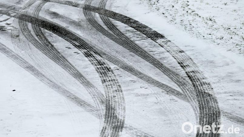 Auf schneeglatter Straße kollidiert eine Autofahrerin mit einem Schneepflug (Symbolbild) Bild: Uwe Zucchi/dpa