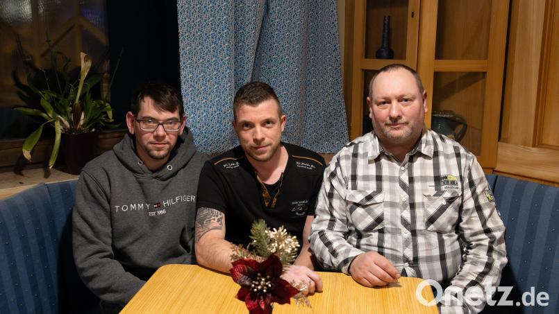 Die AfD Schwandorf/Cham hat ihre Kandidaten für die Marktgemeinderatswahl in Schwarzenfeld gewählt. Ralf Geidies (rechts) führt die Liste an. Markus Herrmann (links) und Sven Troidl (Mitte) stehen auf Platz 3 und 2. Bild: Thomas Deutscher