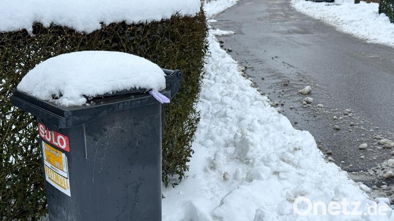 Eine Mülltonne wartet darauf geleert zu werden. Wegen der aktuellen Witterung mit Schnee und Glätte kann in Amberg der reguläre Abfallplan möglicherweise nicht in allen Bereichen eingehalten werden, zumal auch der Feiertag Dreikönig noch nachgefahren werden muss. Bild: Petra Hartl