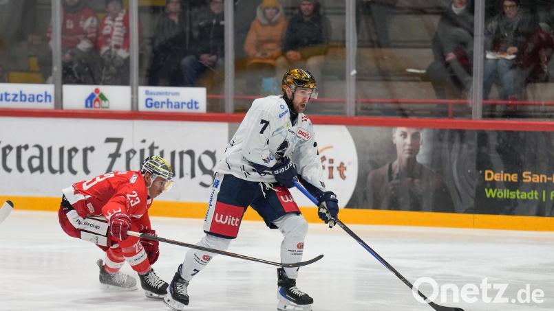 Luca Gläser und die Blue Devils Weiden haben das Auswärtsspiel beim EC Bad Nauheim am Freitagabend mit 2:3 in der Overtime verloren. Der Weidener Goldhelm steuerte den zwischenzeitlichen Treffer zum 2:1 bei. Bild: A. Chuc