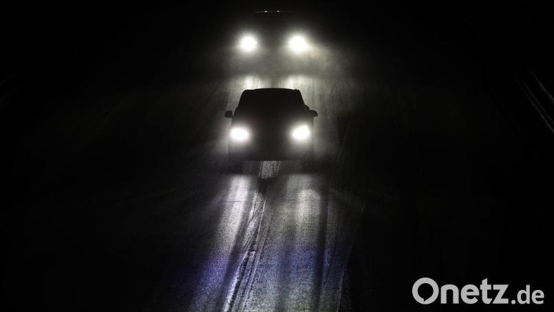 Autos am Donnerstagabend auf der Autobahn A96 in Schwaben. Bild: Karl-Josef Hildenbrand/dpa