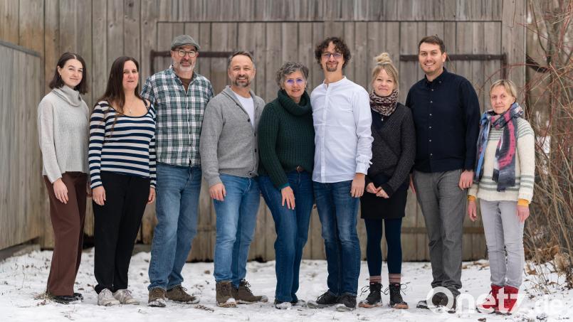 Jutta Rösch (5. v. l.) und Raphael Geissler (6. v. l.) führen die Liste der Grünen in Neunburg an. Bild: Birol