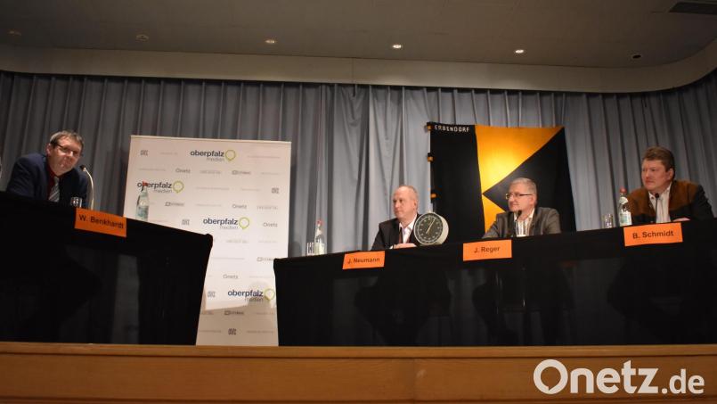 Wie bei Kommunalwahl 2020 organisiert die Kolpingsfamilie Erbendorf eine Podiumsdiskussion. Unser Archivbild zeigt Moderator Wolfgang Benkhardt (links) und die drei damaligen Bürgermeisterkandidaten. Am 30. Januar werden vier Bewerber auf dem Podium Platz nehmen. Archivbild: lue