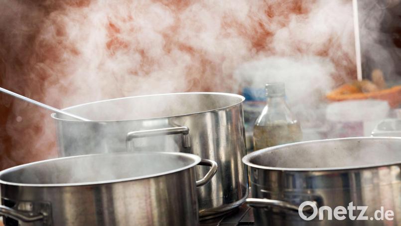 Töpfe stehen auf einem Herd. Eine Frau ist im September 2024 gestorben, nachdem sie in einer Pizzeria im Landkreis Schwandorf keimbelastete Tortellini gegessen hatte. Gegen den Wirt liegt eine Anklage vor. Bild: Jens Büttner/dpa