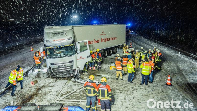 Aufgrund eines Unfalls auf schneebedeckter Fahrbahn wurde die A70 bei Schweinfurt gesperrt. Bild: Ferdinand Merzbach/NEWS5/dpa