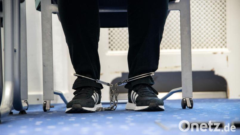 Die Angeklagte wurde zu Prozessbeginn mit Fußfesseln in den Gerichtssaal gebracht. (Archivbild) Bild: Pia Bayer/dpa