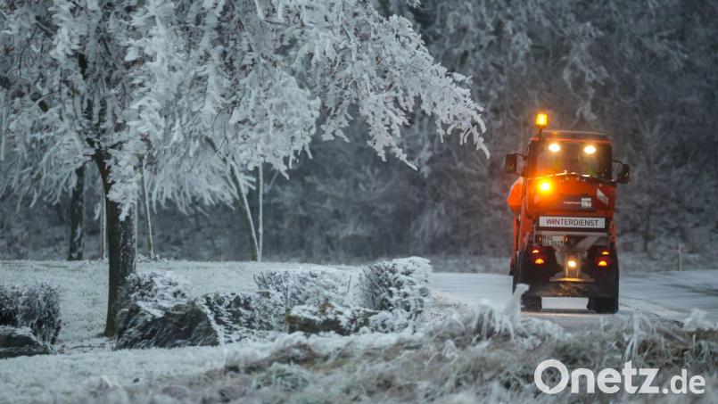 Sturmtief „Elli“ bringt am Freitag viel Schnee und Eis: Der Winterdienst hatte in der gesamten Oberpfalz viel zu tun. Symbolbild: Thomas Warnack/dpa