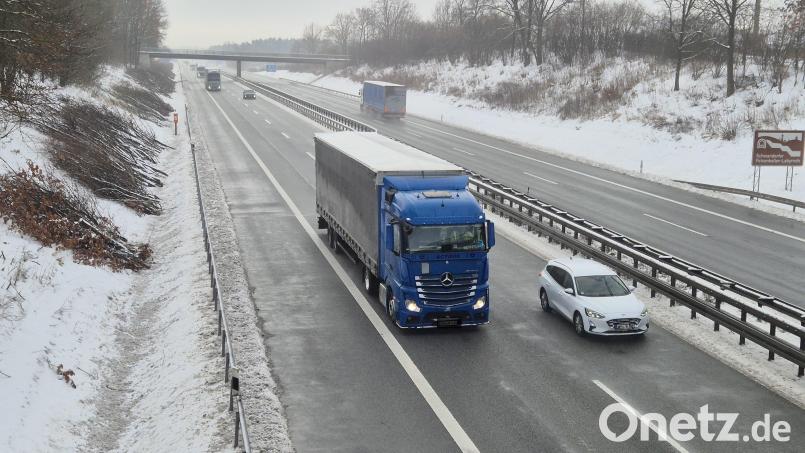 Auf der Autobahn, wie hier auf der A 93 bei Schwandorf-Nord, läuft der Verkehr am Freitagvormittag ohne Störungen. Bild: Hösamer