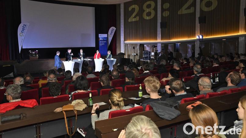 Am Donnerstag, 5. Februar, um 19 Uhr diskutieren wir im Amberger Ring-Theater mit den Kandidatinnen und Kandidaten, die Oberbürgermeister von Amberg werden wollen. Eine solche Podiumsdiskussion hatte es auch bereits vor der letzten Kommunalwahl 2020 im Ring-Theater (Bild) gegeben. Archivbild: Petra Hartl