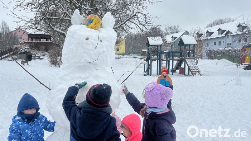 Die Kinder des Kindergartens St.-Martin in Neustadt/WN tollen am Freitag im Schnee. Bild: Gabi Schönberger