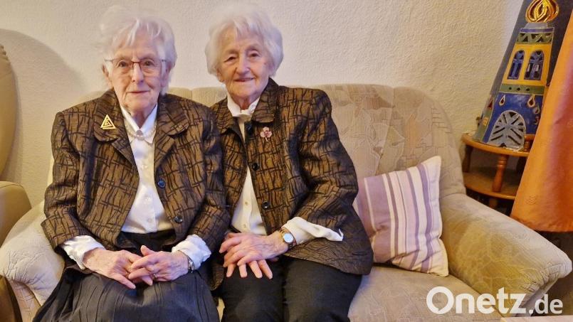Amalie Luger und Theresia Demleitner, beide 90 Jahre alt, sind rüstige Zwillinge. Sie leben Im Schwandorfer Ortsteil Ettmannsdorf. Bild: Thomas Dobler