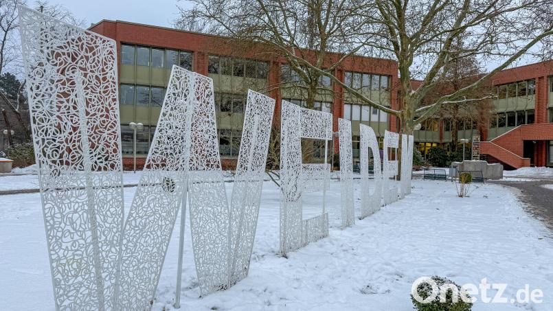 Wer zieht am 8. März als Oberbürgermeister in das Neue Rathaus in Weiden ein? Wie wird sich der neue Stadtrat zusammensetzen? Mit Einreichung der Wahlvorschläge schicken zehn Parteien und Wählergruppen Bewerber für das Gremium ins Rennen, acht von ihnen mit einem eigenen OB-Kandidaten. Bild: Gabi Schönberger