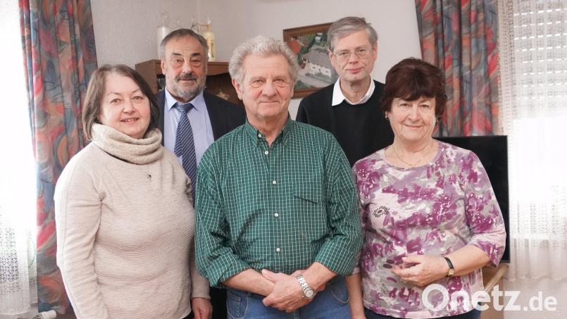 Der "Käsn Hans" (Mitte) mit Ehefrau Erika (rechts) feiert seinen 80. Geburtstag. Zu den Gratulanten zählen unter anderen Mesnerin Sieglinde Ertl (vorne links), Bürgermeister Josef Beimler und Pfarrer Norbert Götz (hinten von links). Bild: fvo