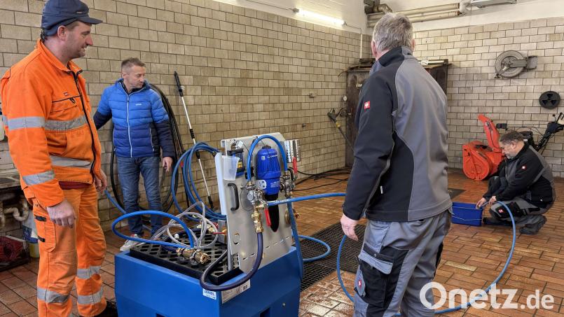 Das Desinfektionsgerät des Marktes Königstein steht allen Kommunen der Franken-Pfalz zur Verfügung. Die Wasserwarte wurden in die Bedienung des Gerätes eingewiesen. Bild: Verena Frauenknecht