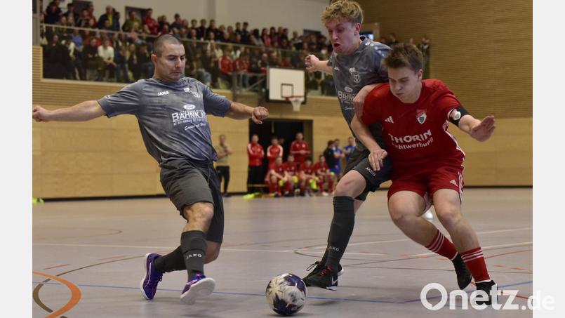 Auch die SG Nabburg/Diendorf (graue Trikots) und die SpVgg Pfreimd (rote Trikots) sind in Roding dabei. Bild: Hans Mark