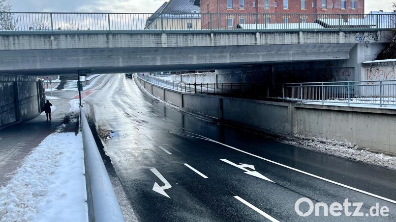 Ein Banner mit einer politisch kontrovers diskutierten Aufschrift hing an dieser Bahnbrücke in der Frauenrichter Straße in Weiden. Bild: Gabi Schönberger