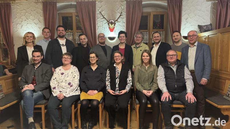 Die Kandidaten der CSU-Liste, hinten v.l.n.r.: Stellv. Landrätin Andrea Lang, Johannes Winter, Josef Geitner, Thomas Bäuml, David Nesner, Angelika Prem, Wilhelm Seegerer, Werner Schärtl, Benjamin Liebl, stellv. Landrat Albert Nickl. Vorne v.l.n.r: Stephan Oetzinger, Irene Hammer, Franziska Ebnet, Stephanie Kuchlbauer, Anna Lang, Robert Eichhorn. Bild: Markus Ziegler