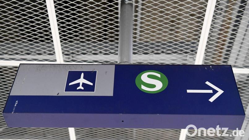 Neben der Stammstrecke ist auch die S8 zum Flughafen von Bauarbeiten betroffen. (Symbolbild) Bild: Peter Kneffel/dpa