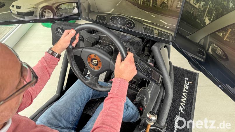 Diese Amberger Fahrschule verfügt bereits über einen Fahrsimulator. Fahrlehrer im Landkreis Schwandorf sind allerdings skeptisch, ob diese Investition den Führerschein wirklich billiger machen kann. Bild: Petra Hartl