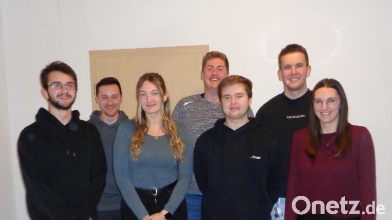 Die Gemeinderatskandidaten der Jungen Wähler in Gebenbach: Wolfgang Dotzler, Johannes Gottschalk, Isabelle Zintl, Matthias Schöpf, Simon Dotzler, Jonas Schmietendorf und Kerstin Schöpf (von links). Nicht im Bild ist Michael Mende. Bild: Peter Dotzler