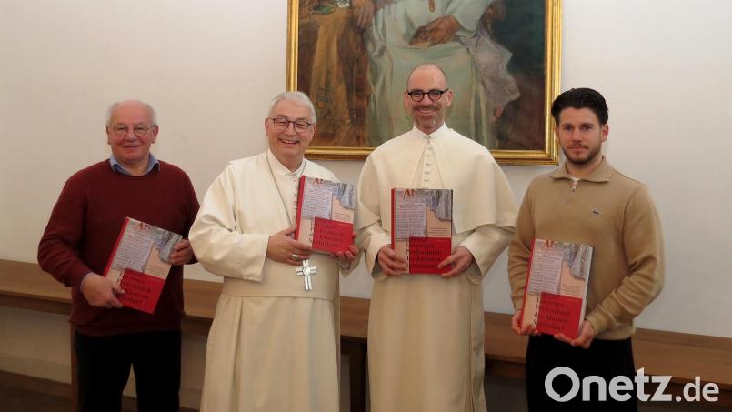 Verleger Eckhard Bodner, der emeritierte Abt Hermann Josef Kugler, Autor Pater Benedikt M. Röder und Tobias Gradl, Werbeagentur Bild-Punkte, (von links) freuen sich über das umfassende Professbuch zum Kloster Speinshart. Bild: Kloster Speinshart