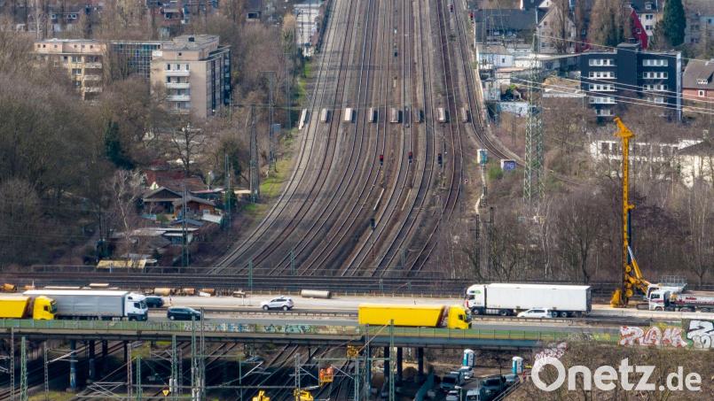 Die Bahngleise unter dem Autobahnkreuz Kaiserberg werden vom 9. Januar bis 6. Februar erneut für vier Wochen gesperrt. (Archivbild) Bild: Christoph Reichwein/dpa
