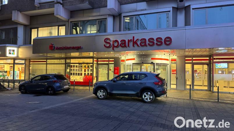 Nach dem Millionen-Coup in Gelsenkirchen hat die Polizei die Bank akribisch durchsucht. (Archivbild) Bild: Michael Weber/WtV News/dpa