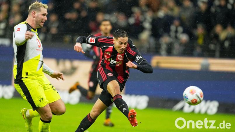 Frankfurts Younes Ebnoutalib trifft gegen den BVB zum zwischenzeitlichen 2:2. Bild: Michael Probst/AP/dpa