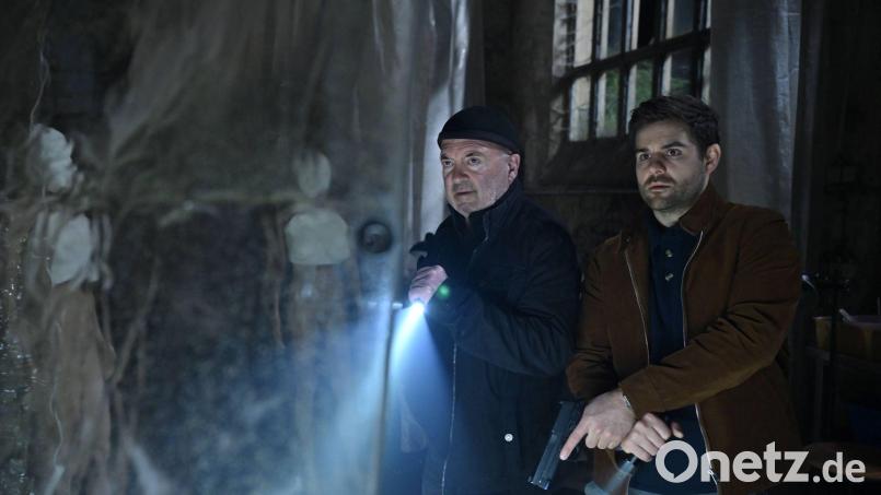 Otto Garber (Florian Martens, l) und Nils Makowski (Lucas Reiber) bietet sich ein schockierender Anblick. Bild: Hardy Spitz/ZDF/dpa