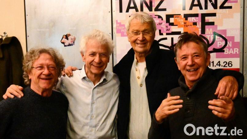 Polt und die Well-Brüder auf der Party nach der Abschiedsvorstellung. Bild: Lucas Caspari/dpa