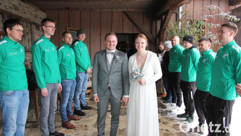 Zahlreiche Fußballer des TSV Neualbenreuth standen Spalier, als Lisa und Lukas Haberkorn den Sengerhof verließen. Bild: kro