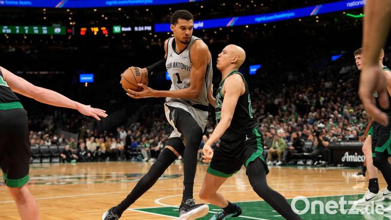 Wembanyama (links) kam von der Bank und war dennoch der erfolgreichste Werfer für die Spurs. Bild: Robert F. Bukaty/AP/dpa