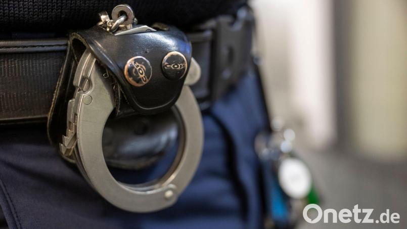 Die Polizei nahm den Mann nach einer kurzen Fahndung fest. (Symbolbild) Bild: Peter Kneffel/dpa