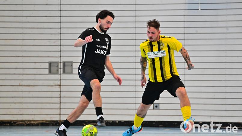 Gegen den Hallenkreismeister Eintracht Münchberg um Emre Mal (links) gab es für Daniel Tesar und seine Poppenreuther in der Gruppenphase eine 0:3-Niederlage. Bild: Thomas, Schrems