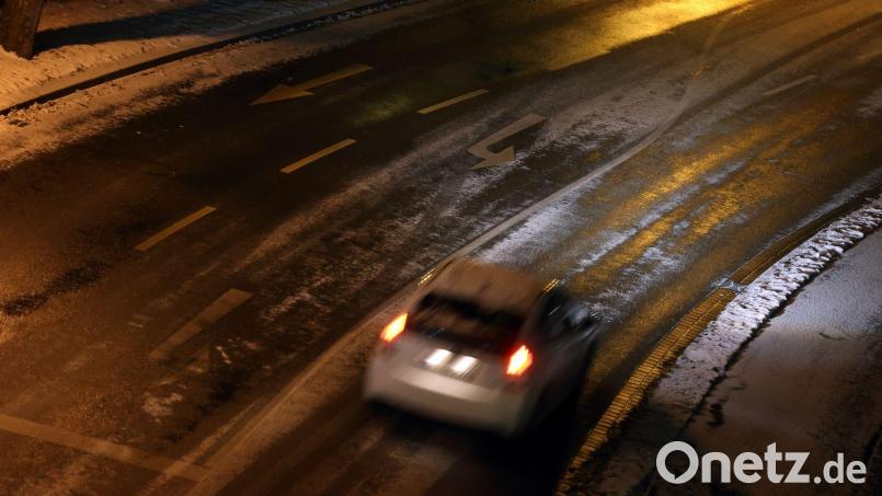 Am Wochenende ereigneten sich in Weiden drei witterungsbedingte Unfälle. Die Polizei betont die Wichtigkeit von Winterreifen. Symbolbild: Karl-Josef Hildenbrand/dpa