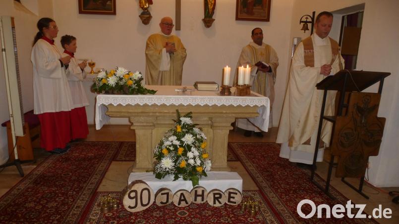 Eindringliche und ermutigende Worte richtete Dekan Thomas Helm an die Festgemeinde. Mit ihm konzelebrierten Monsignore Hans Amann und Pfarrer Benny Joseph. Bild: Siegfried Bock