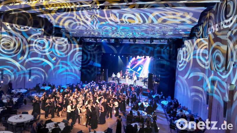 Jeder Maler hätte seine helle Freude daran. Die Max-Reger-Halle ist beim Stadtball in ein buntes Farbenmeer getaucht. Bild: Kunz