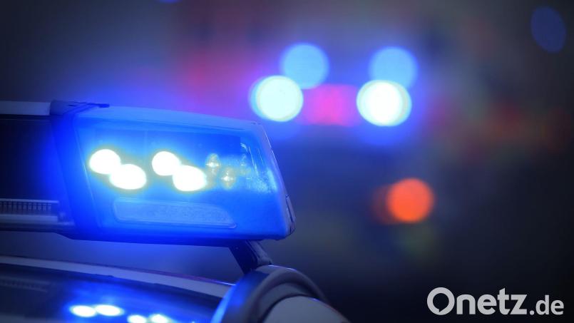 Drei Menschen saßen in einem Audi A5, der am späten Sonntagnachmittag bei Kemnath verunglückte. Zu Fuß verließen der Fahrer und seine beiden Mitfahrer die Unfallstelle, wurden aber von der Polizei in einem Nachbarort angetroffen. Bild: Karl-Josef Hildenbrand/dpa