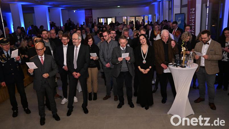 Die Besucher des Neujahrsempfangs brachten sich lautstark beim Waldershofer Heimatlied, der Bayernhymne und dem Deutschlandlied ein. Bild: fpoz