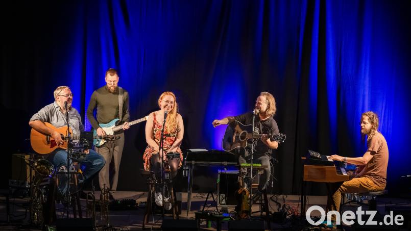 Die Band Wurzelwasser präsentiert ihr neues Programm in der Mehrzweckhalle Kümmersbruck. Bild: Yvonne Mutzbauer