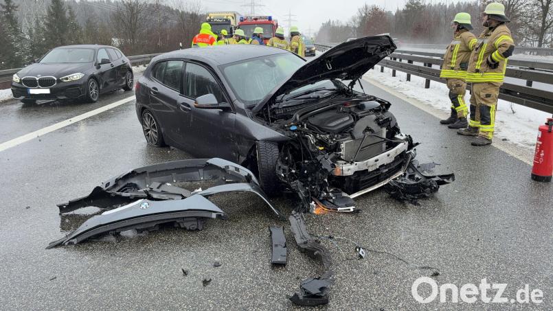 Eine von einem Anhänger herabgefallene Eisplatte führte am Freitag zu einem Unfall auf der A 93. Bild: VPI Weiden