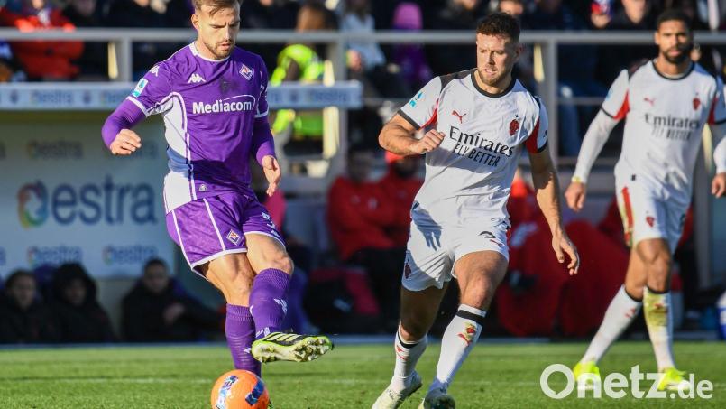 Niclas Füllkrug (M.) spielte mit der AC Mailand 1:1 in Florenz. Bild: Fabio Fagiolini/LiveMedia-IPA/ZUMA Press Wire/dpa