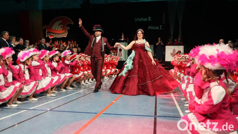 Das Prinzenpaar der Narrhalla Windischeschenbach zog beim Inthronisationsball in die Mehrzweckhalle ein. Bild: wrm